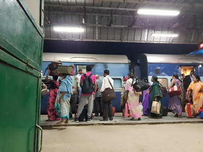 Voyageurs sur le quai de la gare de Varanasi